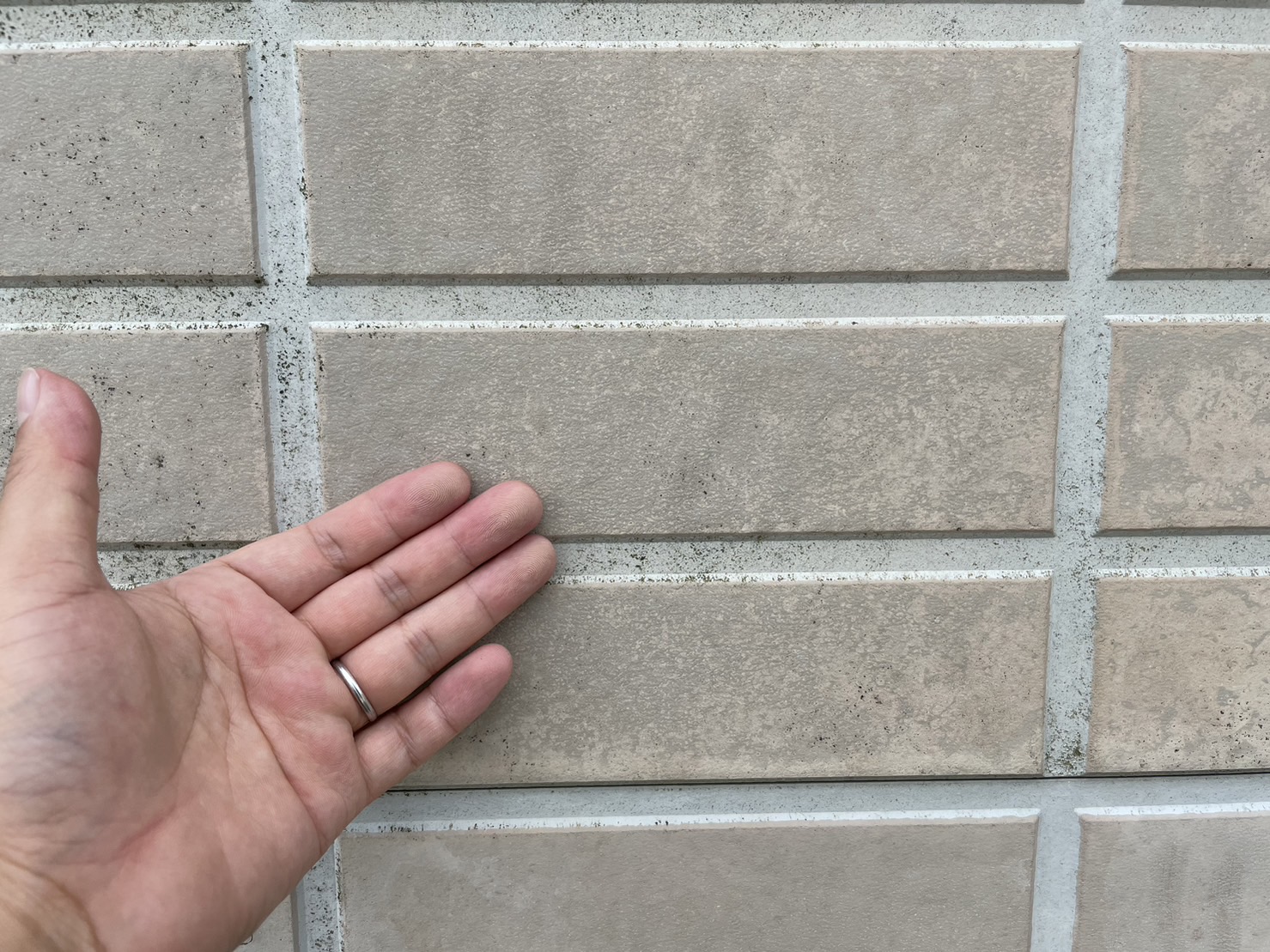 太田市 外壁のチョーキング現象 触れると手に白い粉が付く劣化サイン