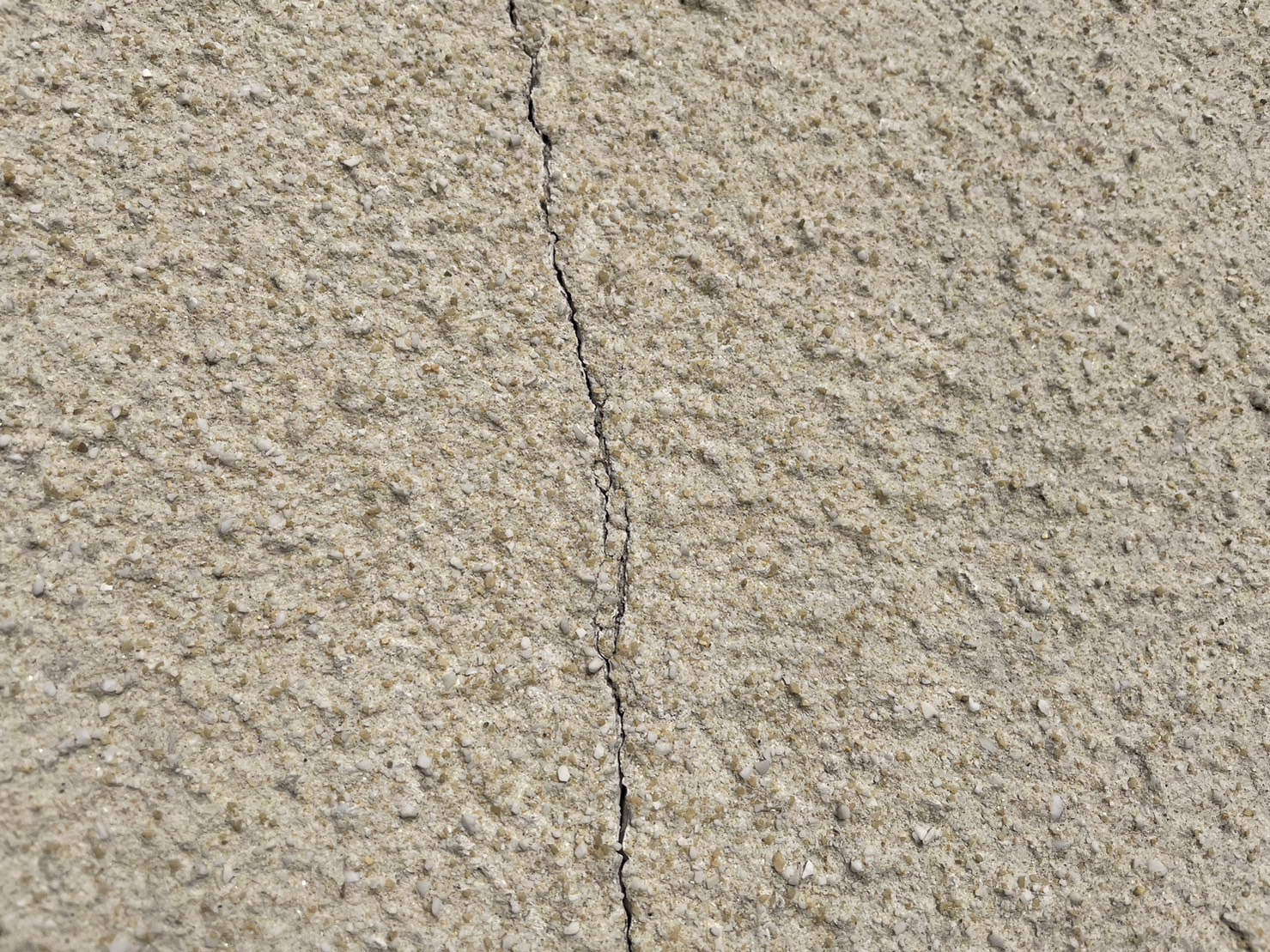 太田市 外壁のひび割れ(クラック)赤城おろしによるダメージ