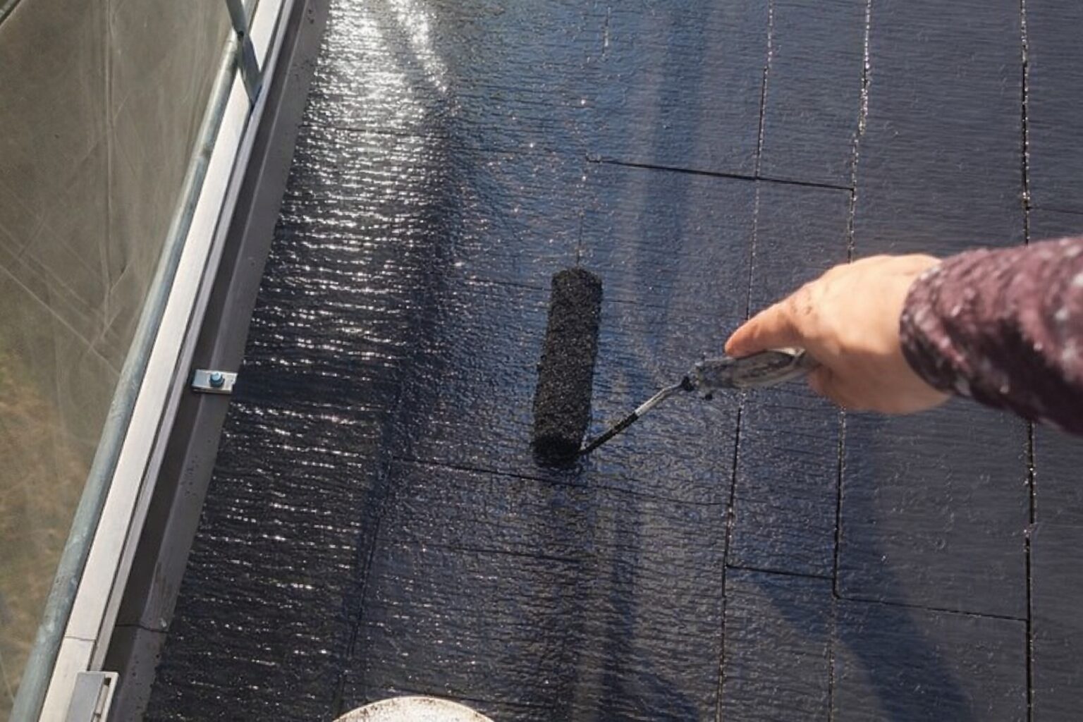 太田市 屋根塗装 遮熱塗料をローラーで丁寧に塗布している様子