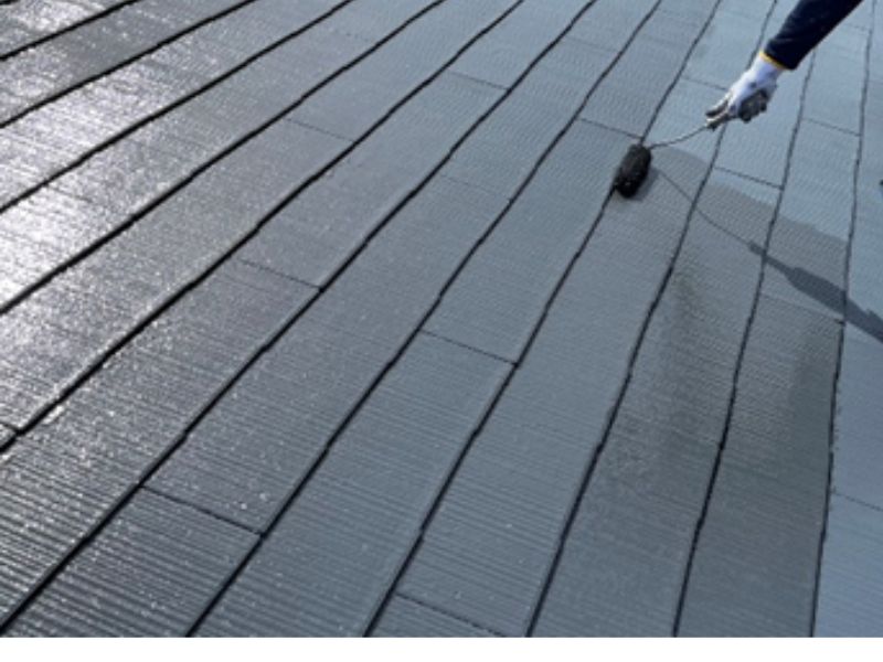 太田市 屋根塗装 遮熱塗料をローラーで塗装している様子