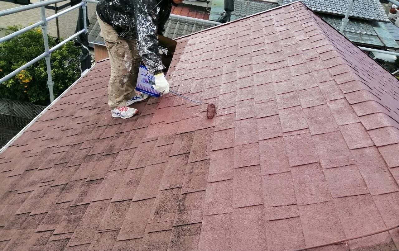 太田市の屋根塗装で下塗りを行っている様子