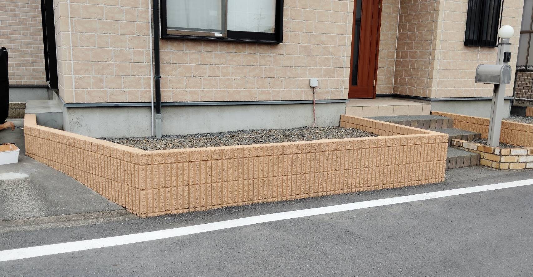 邑楽郡の道路側ブロック塀をパーフェクトトップで明るいベージュ系に塗装した施工後