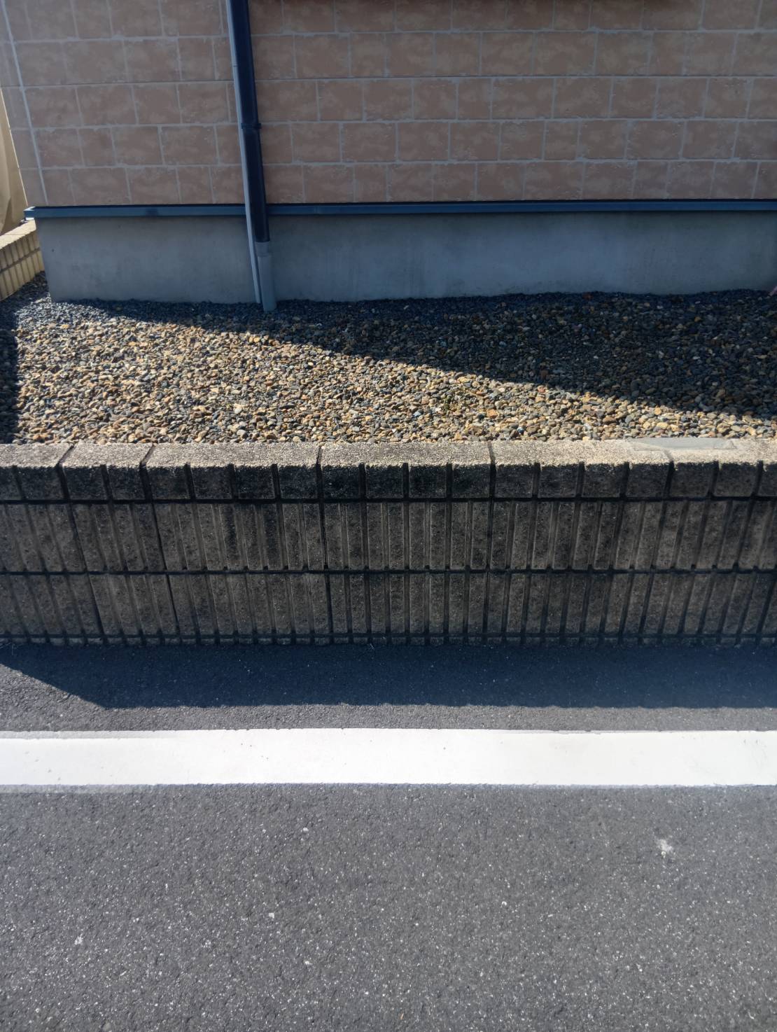邑楽郡の住宅で黒ずみや色むらが見られた道路側のブロック塀