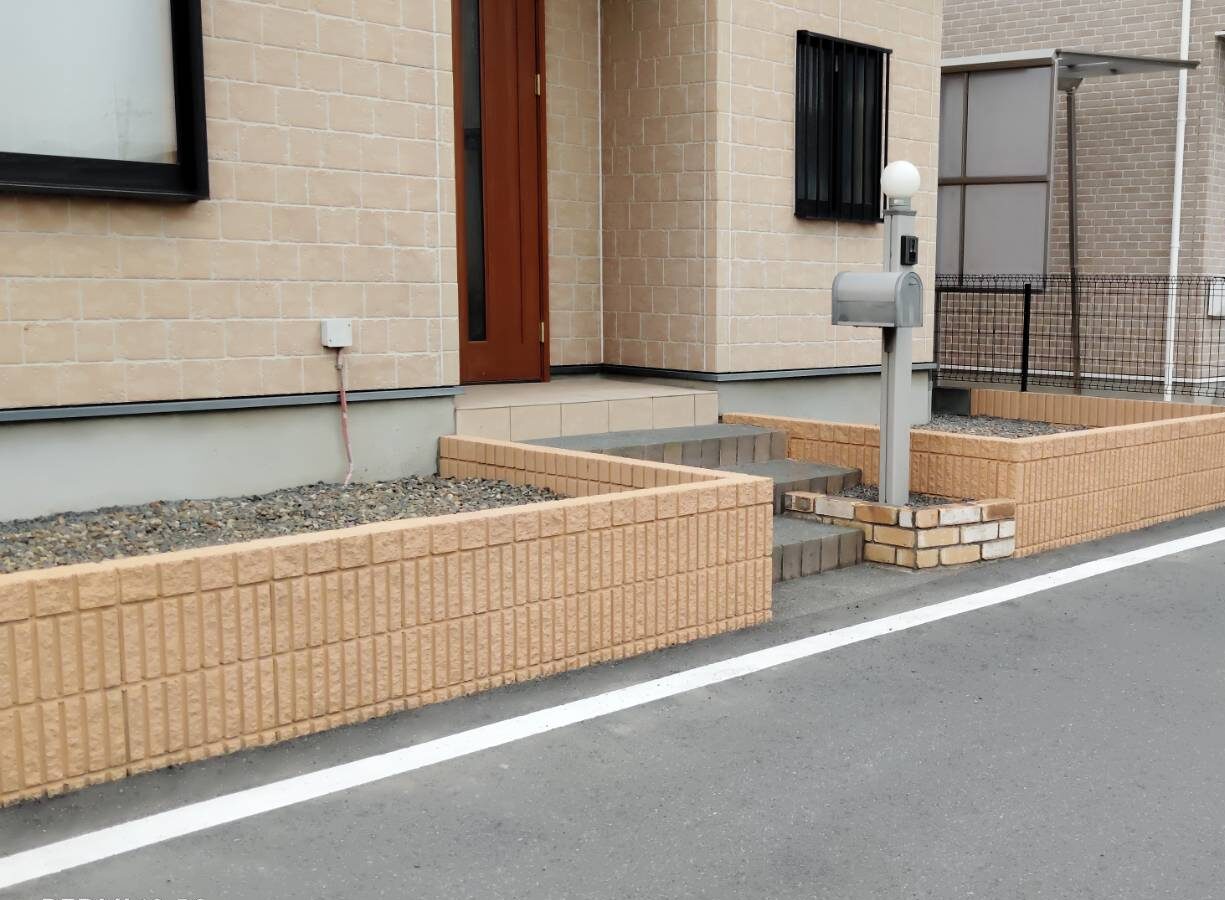 邑楽郡の玄関まわりのブロック塀をパーフェクトトップでベージュ系に塗装した施工後