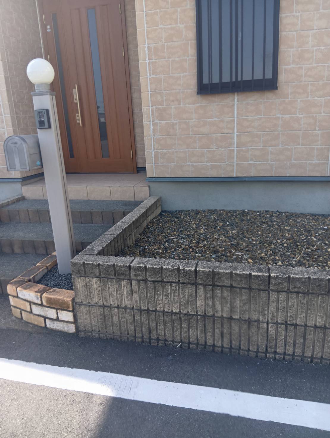 邑楽郡の玄関まわりにあるブロック塀の塗装前