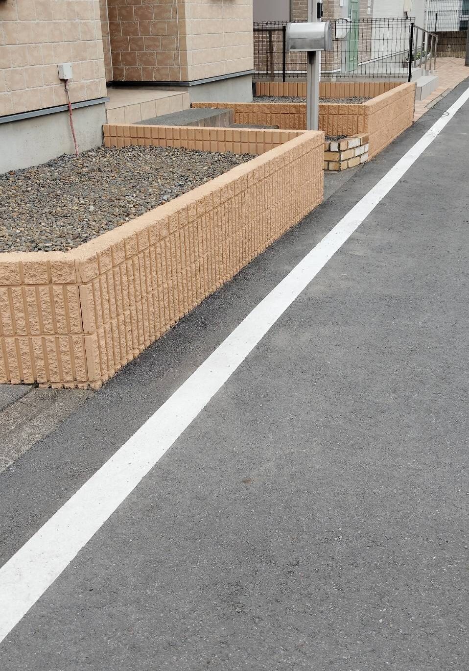 邑楽郡の玄関まわりとブロック塀をパーフェクトトップで塗装した施工後全景