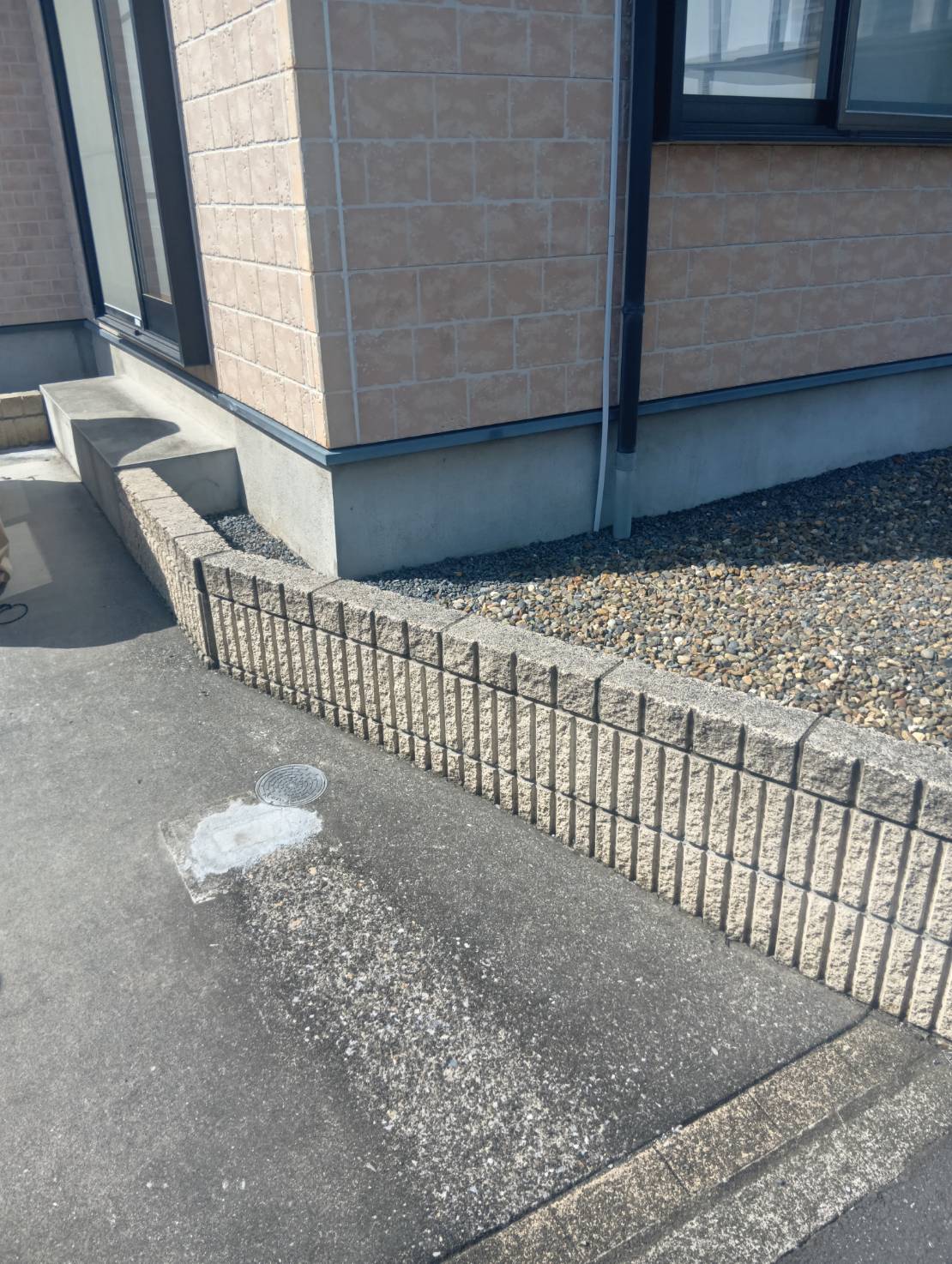 邑楽郡の住宅にある玄関まわりとブロック塀の施工前全景